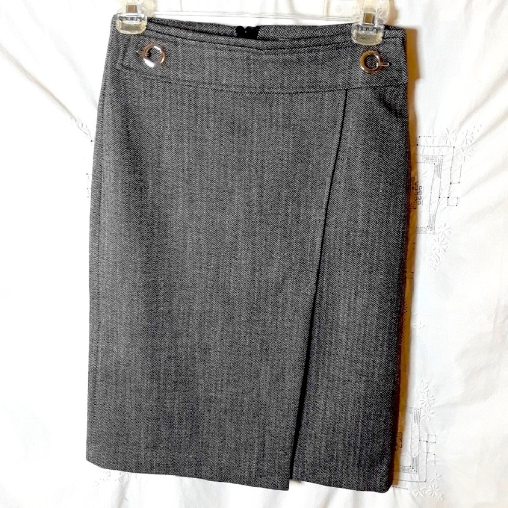 H&M - Black and White Herringbone Midi Skirt - Size 2 - NWOT